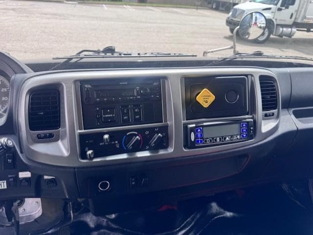 2019 Hino 268 — photo 11