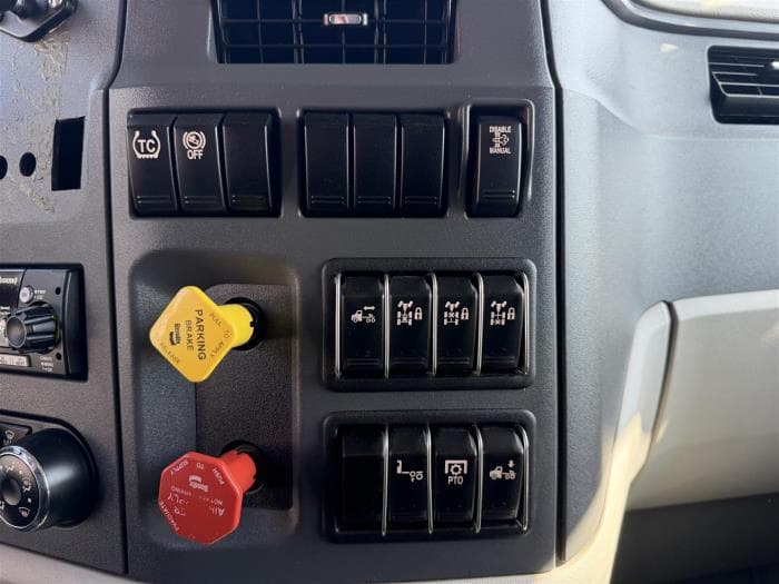 2021 Peterbilt 567 — photo 21