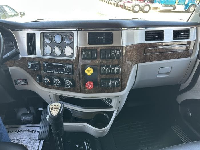2025 Peterbilt 589 — photo 10