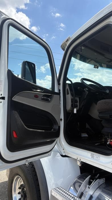 2025 Peterbilt 567 — photo 10