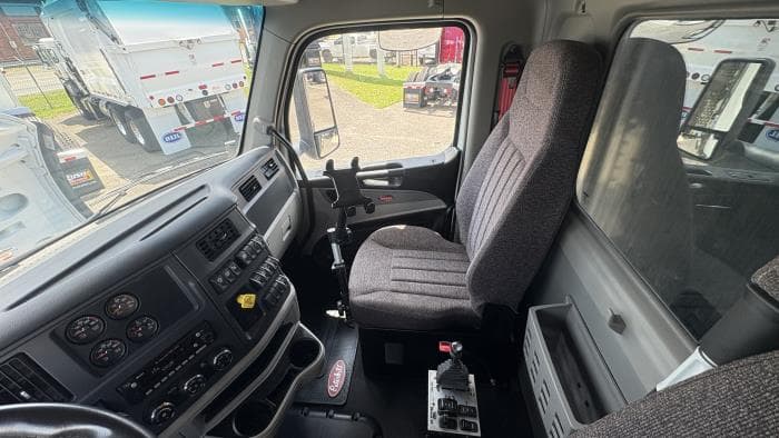 2025 Peterbilt 567 — photo 11