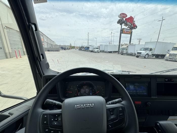 2027 Isuzu NRR — photo 13