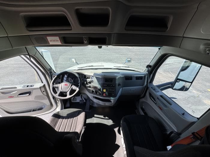 2021 Peterbilt 579 — photo 12