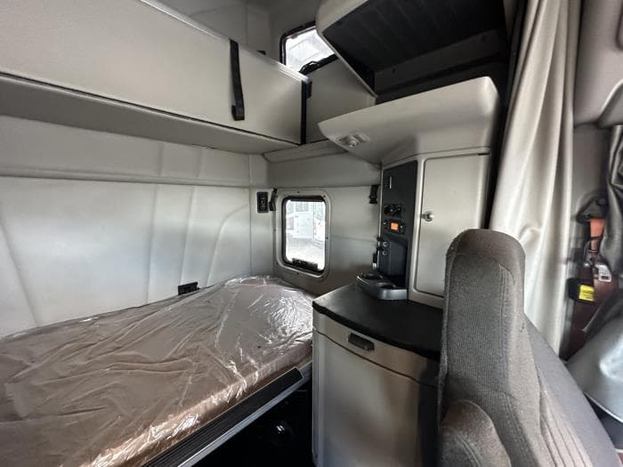 2021 Peterbilt 579 — photo 16