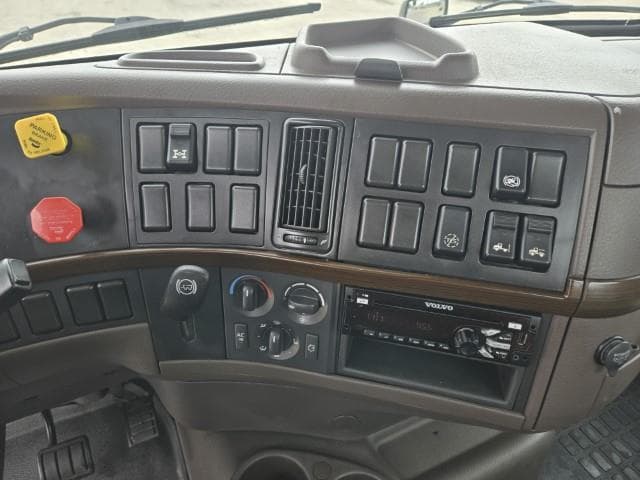 2016 Volvo VNL 300 — photo 9