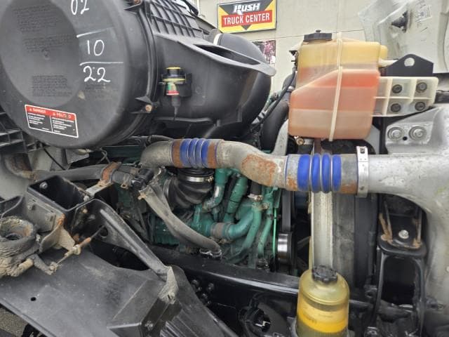 2016 Volvo VNL 300 — photo 19