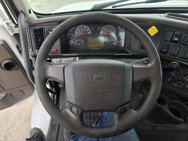 2016 Volvo VNL 300 — photo 11
