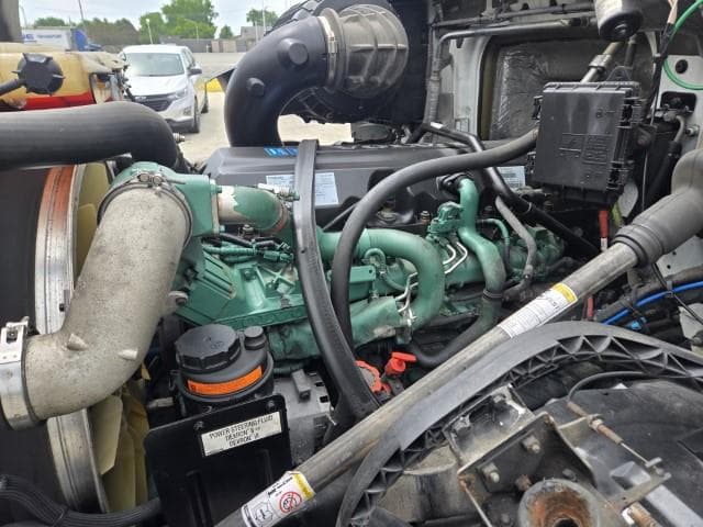 2016 Volvo VNL 300 — photo 20