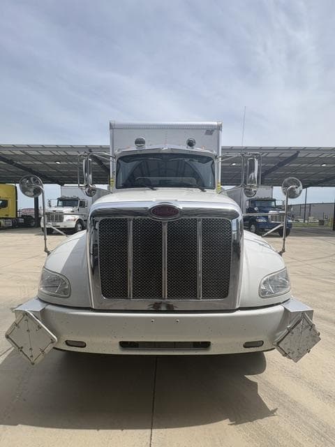 2020 Peterbilt 337 — photo 2