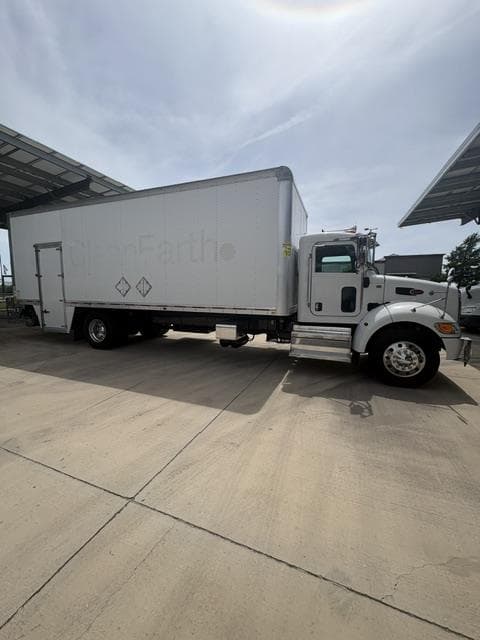 2020 Peterbilt 337 — photo 4