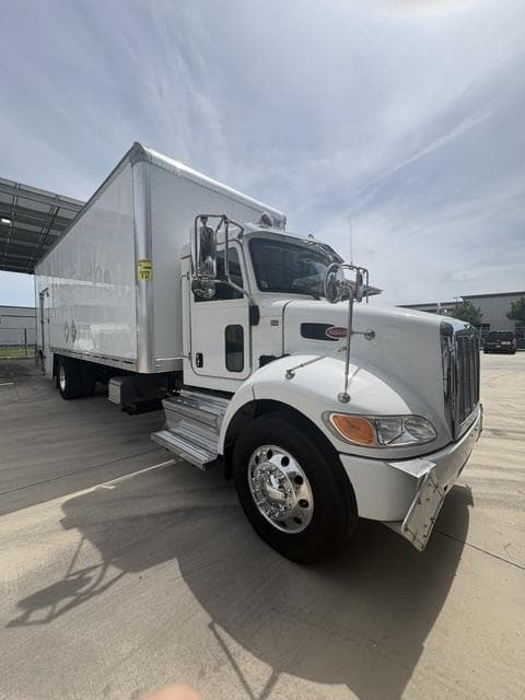 2020 Peterbilt 337 — photo 3