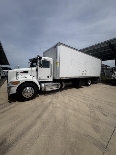 2020 Peterbilt 337 — photo 6