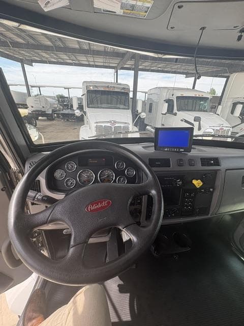 2020 Peterbilt 337 — photo 8