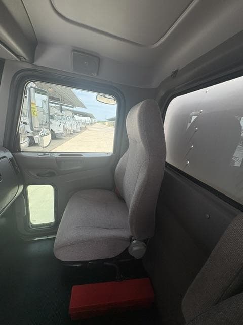 2020 Peterbilt 337 — photo 9