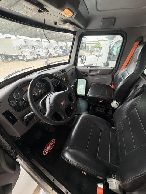 2021 Peterbilt 337 — photo 3