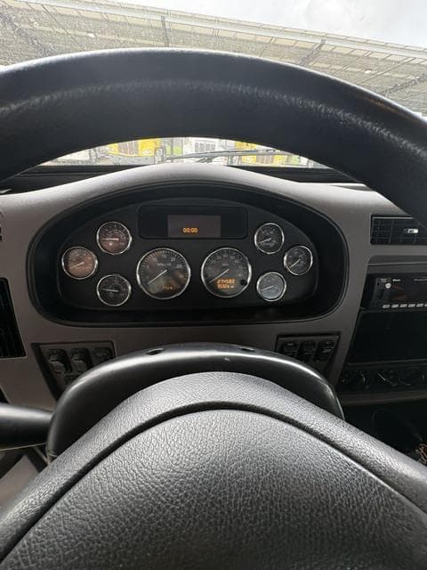 2021 Peterbilt 337 — photo 4