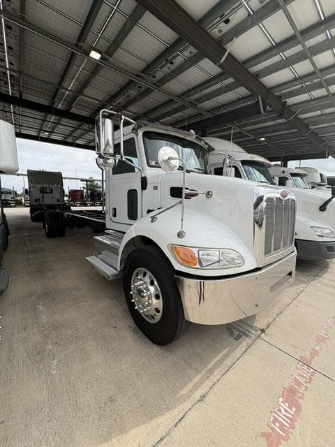 2021 Peterbilt 337 — photo 6