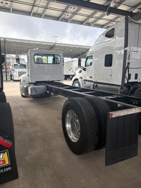 2021 Peterbilt 337 — photo 9