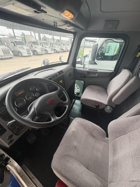 2020 Peterbilt 337 — photo 2