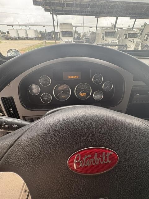2020 Peterbilt 337 — photo 3