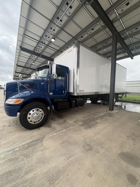2020 Peterbilt 337 — photo 4