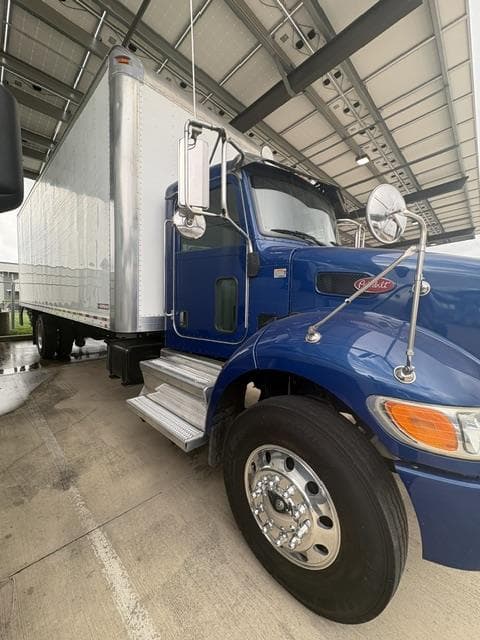 2020 Peterbilt 337 — photo 7