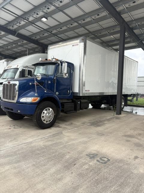 2020 Peterbilt 337 — photo 10