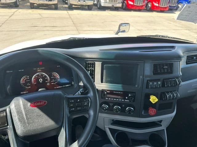 2023 Peterbilt 579 — photo 4