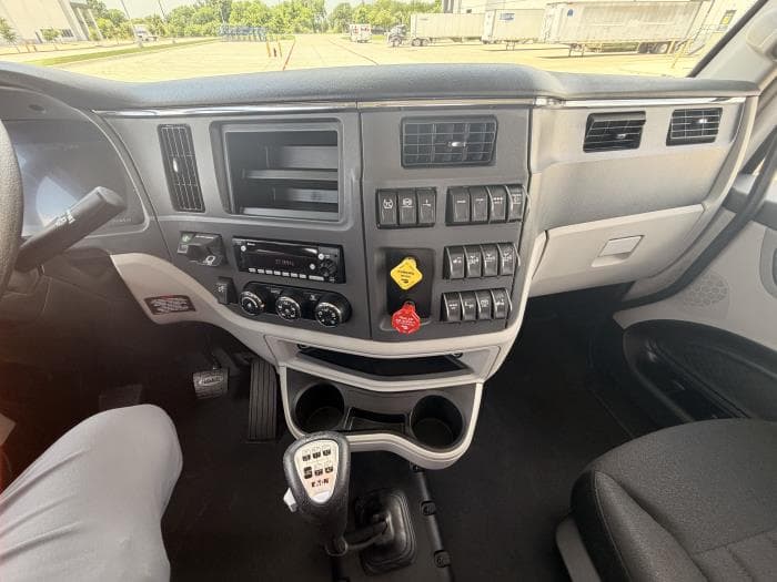 2027 Peterbilt 567 — photo 23
