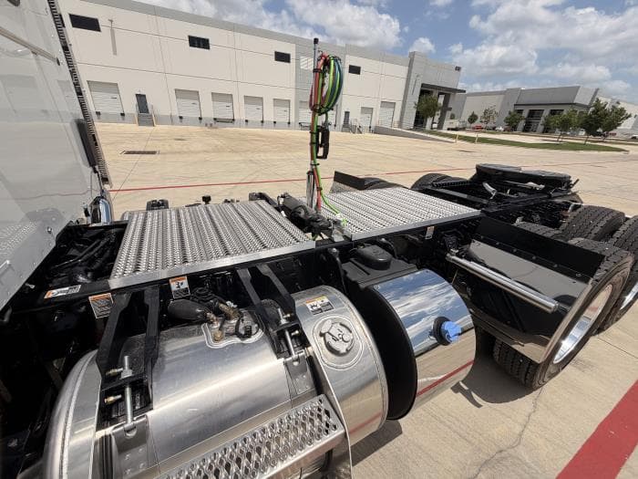 2027 Peterbilt 589 — photo 15