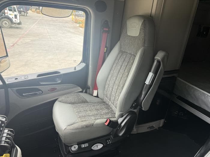 2022 Peterbilt 579 — photo 9