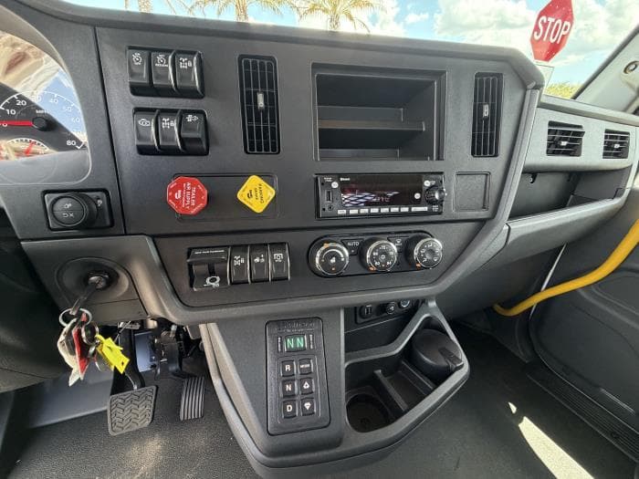2027 Peterbilt 548 — photo 13