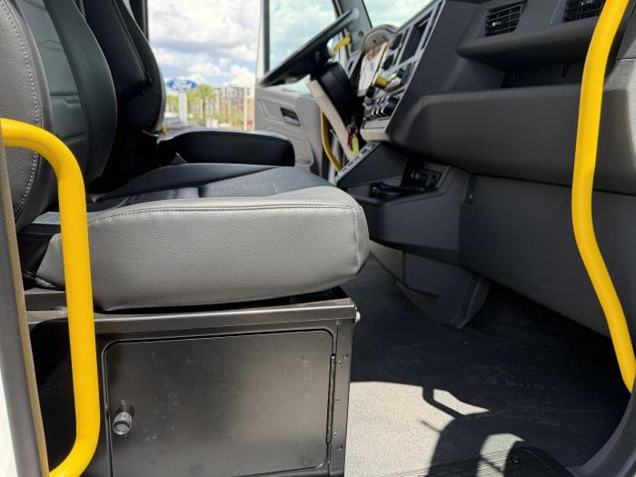 2027 Peterbilt 548 — photo 16