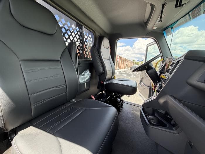 2027 Peterbilt 548 — photo 17