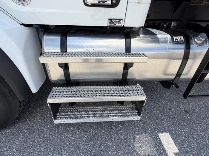 2027 Peterbilt 548 — photo 18