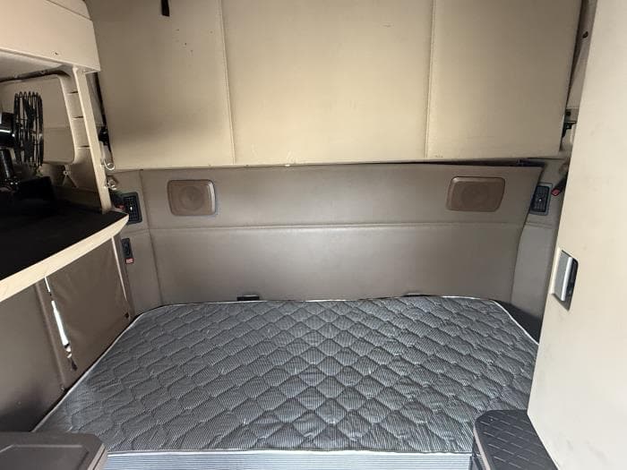 2022 Kenworth T680 — photo 10