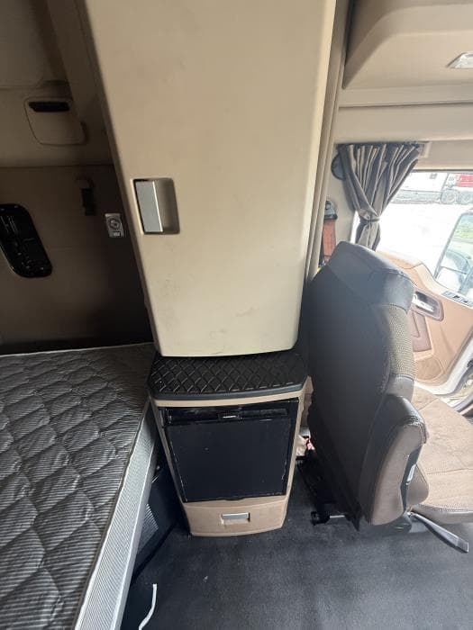 2022 Kenworth T680 — photo 12