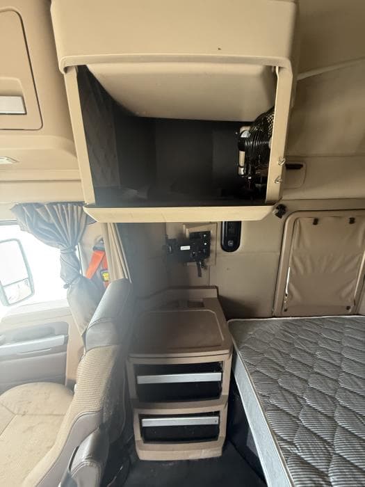 2022 Kenworth T680 — photo 13