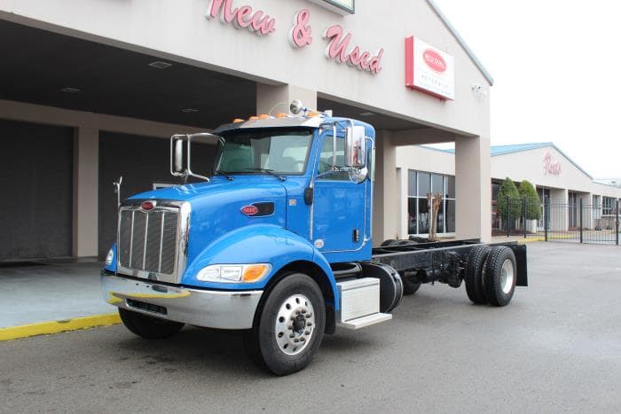 2021 Peterbilt 337 — photo 2