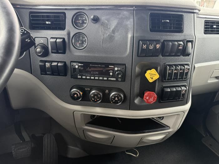 2021 Peterbilt 579 — photo 7