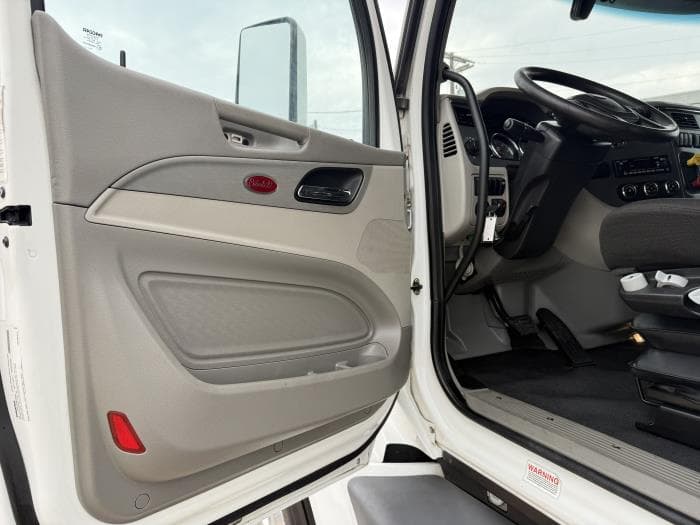 2021 Peterbilt 579 — photo 16