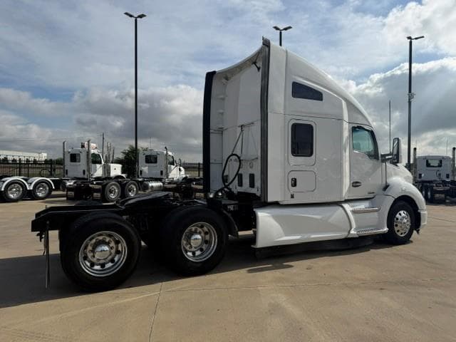 2020 Kenworth T680 — photo 10