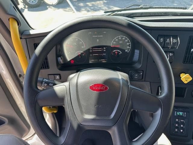 2027 Peterbilt 548 — photo 20