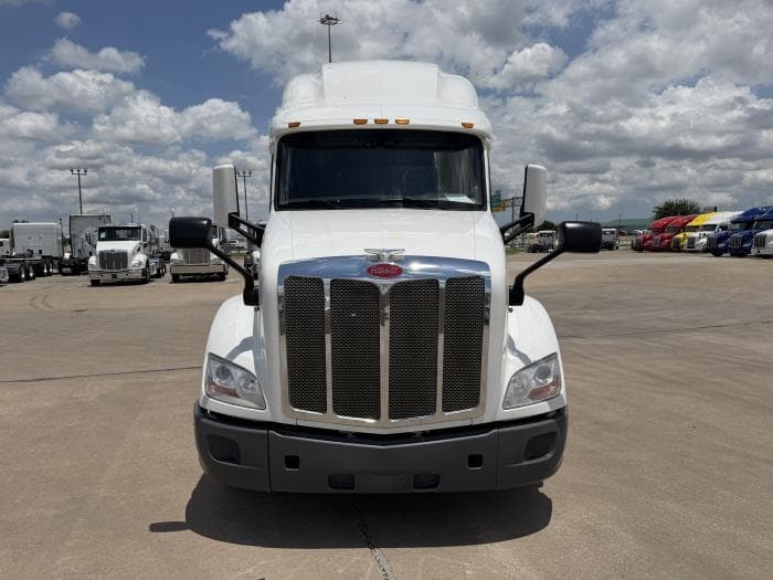 2021 Peterbilt 579 — photo 9