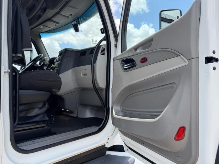 2021 Peterbilt 579 — photo 23