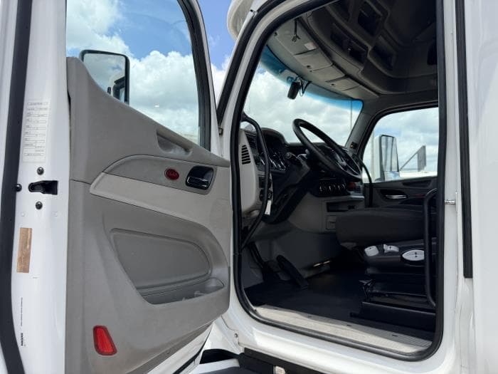 2021 Peterbilt 579 — photo 25