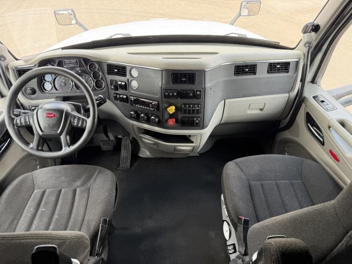 2021 Peterbilt 579 — photo 36