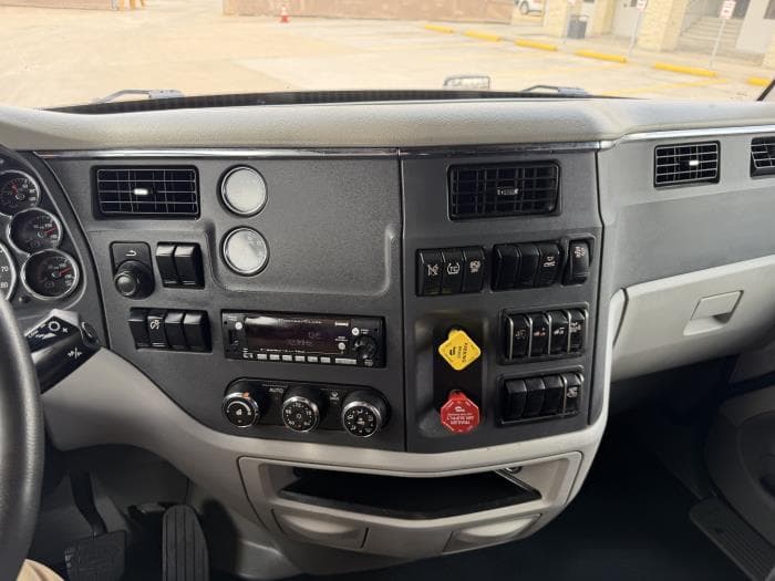 2021 Peterbilt 579 — photo 38