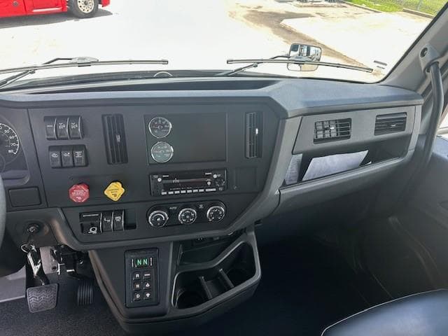 2027 Peterbilt 548 — photo 15
