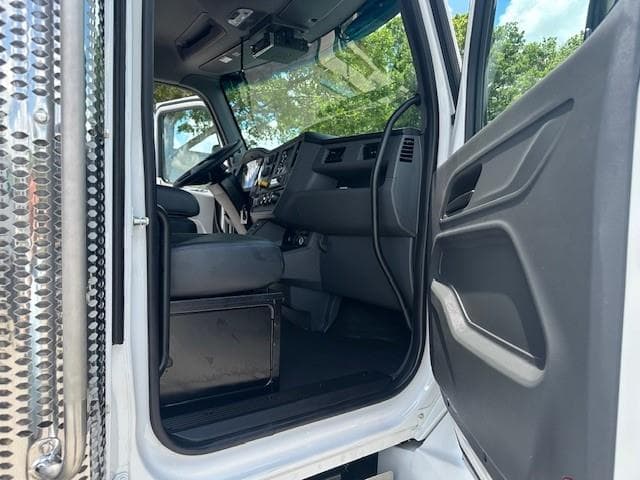 2027 Peterbilt 548 — photo 16